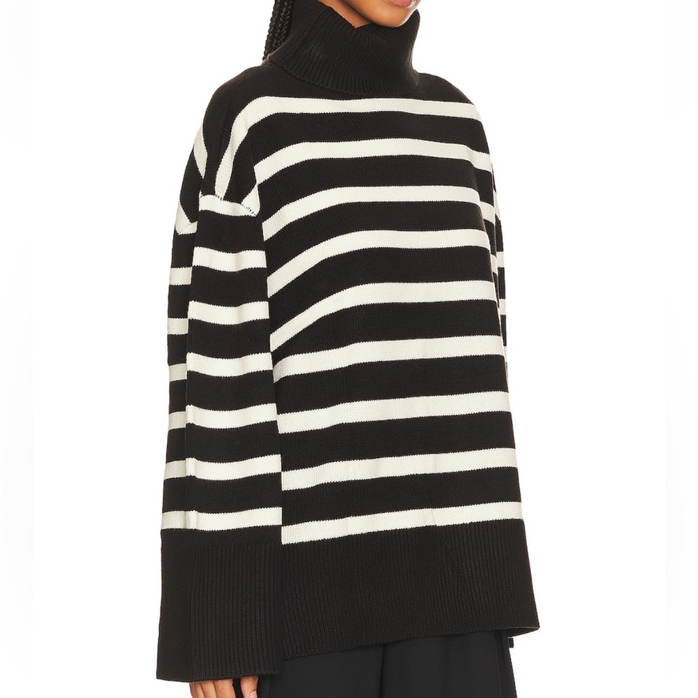 🟣 NWOT WeWoreWhat Turtleneck Sweater